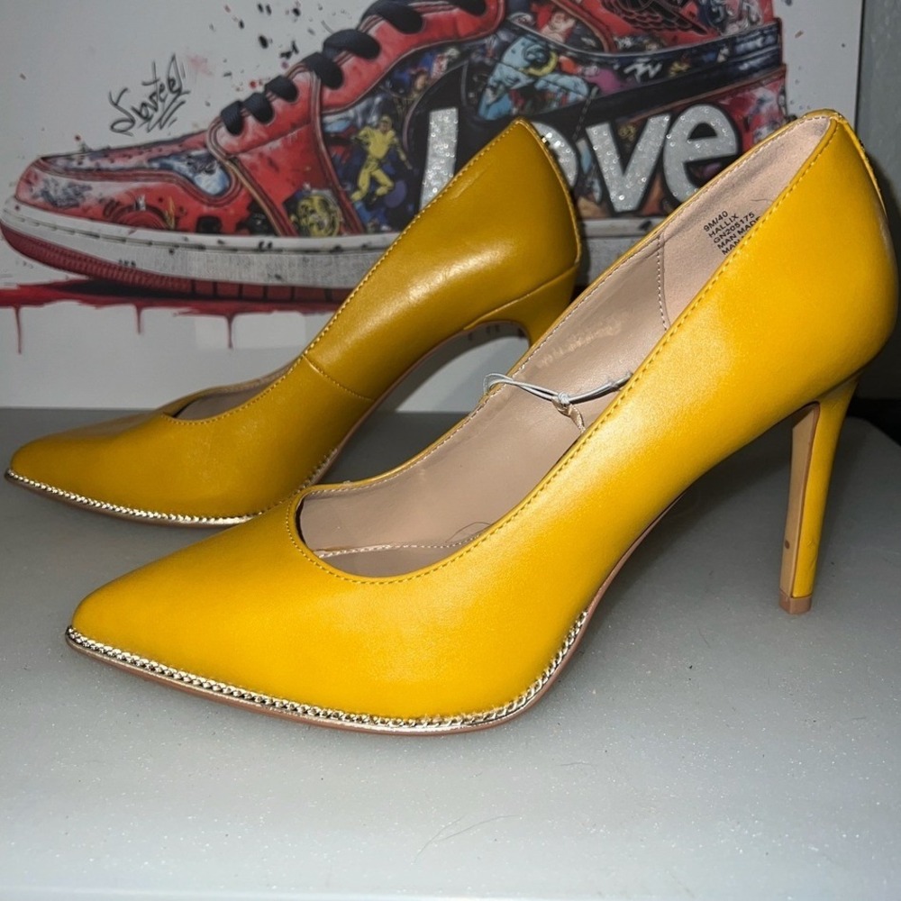 BCBGeneration Hallix Pump Women 9 Mustard Yellow Excellent Gold Chain Detail